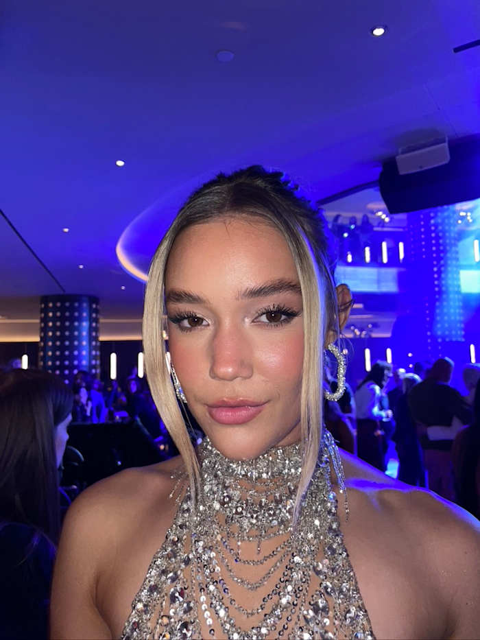 Rosy cheeks, fluffy brows and a subtle shimmer on Olivia Ponton's eyes.